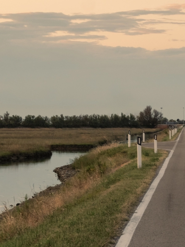 Fahrradtour in Lio Piccolo durch die Lagune von Venedig, Natur und traditionelle Fischerhäuser