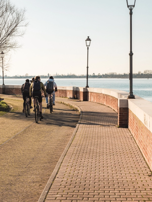 Pista ciclopedonale sospesa sulla laguna di Cavallino Treporti, panorami e natura